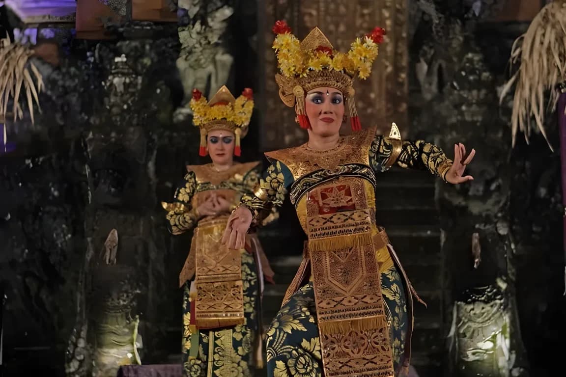 Legong dance performance in Pura Taman Kemuda Saraswati