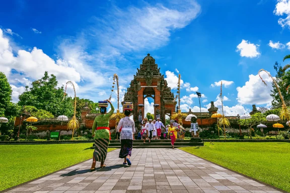 Balinese people going to temple to celebrate Galungan