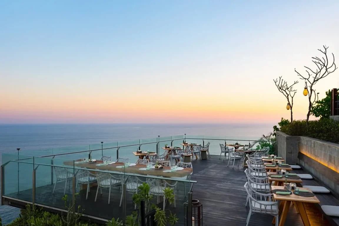 Cliff Bar At Six Senses