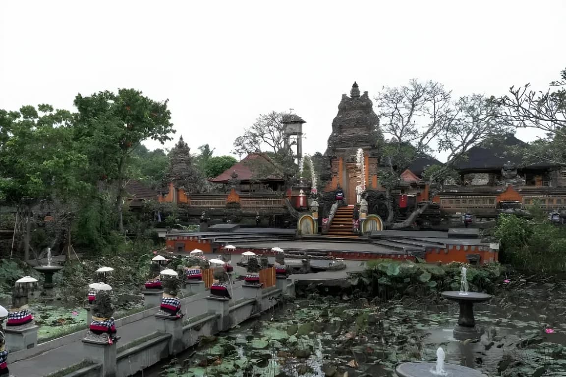 Bajra Lepa architecture in Pura Taman Kemuda Saraswati