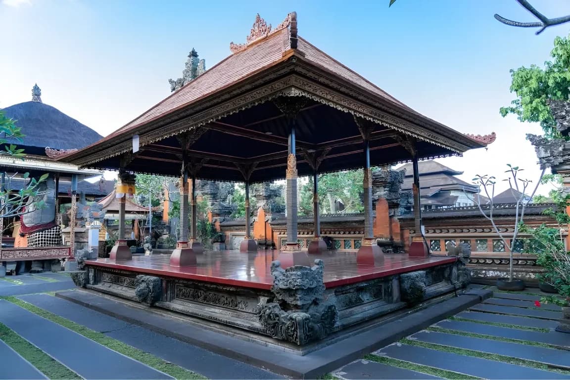 Bale Pesanekan architecture in Pura Taman Kemuda Saraswati