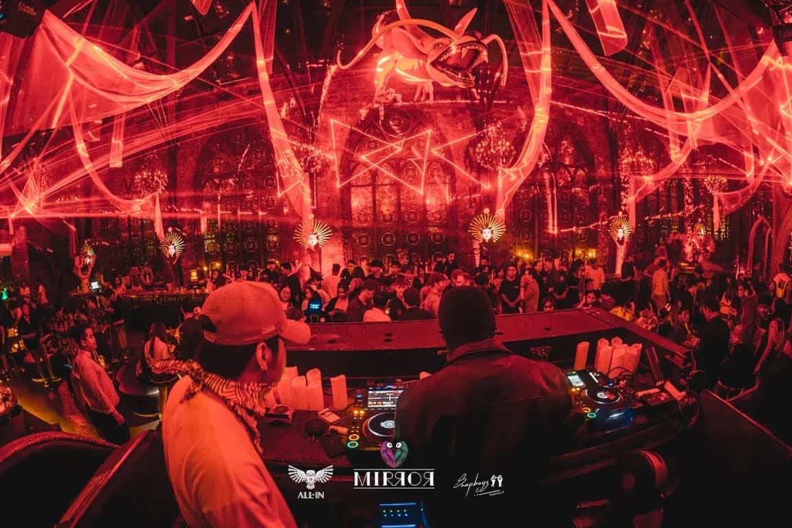 Mirror Lounge & Club