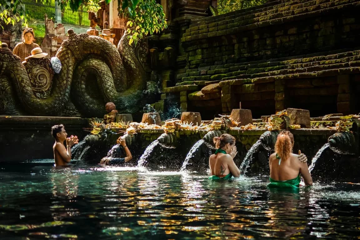 People melukat in Tirta Empul Temple