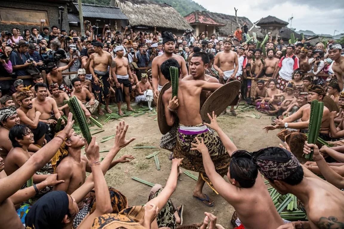 Two men battling in perang pandan tenganan