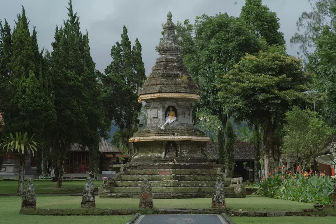 Buddhist stupa in Pura Ulun Danu Beratan complex