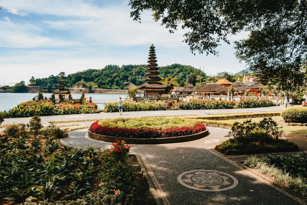 Green garden in Pura Ulun Danu Beratan complex